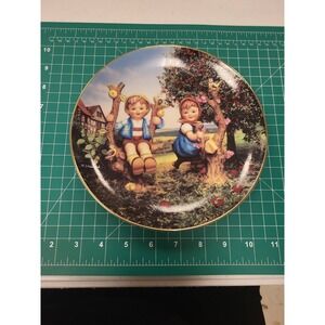 M.I. Hummel Apple Tree Boy Girl Plate Little Companions‎ Danbury Mint MJ8645